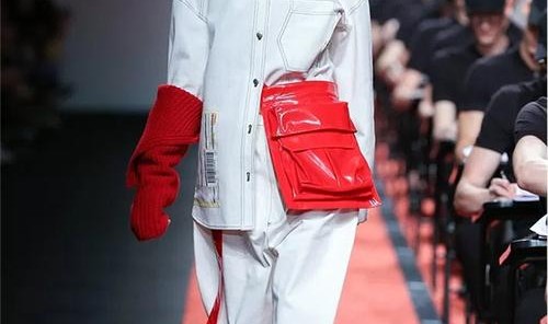 上海时装周CRZ用 “快递” 演绎时装新潮流