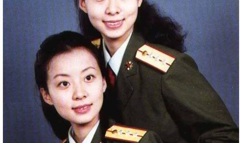 薇薇姐妹拍照怎么能脸那么小?女明星的小脸心机我Get了!