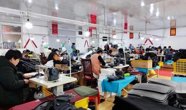 箱包公司车间,中国最大皮具生产基地广州设计生产真皮钱包