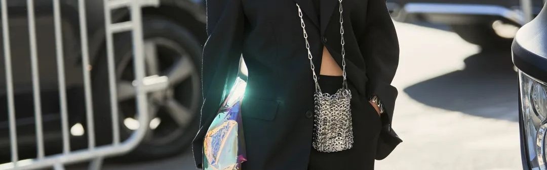 不想用手拎着包,你可以试试时髦精们的“挂包”大法啊!