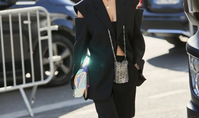 不想用手拎着包，你可以试试时髦精们的“挂包”大法啊！