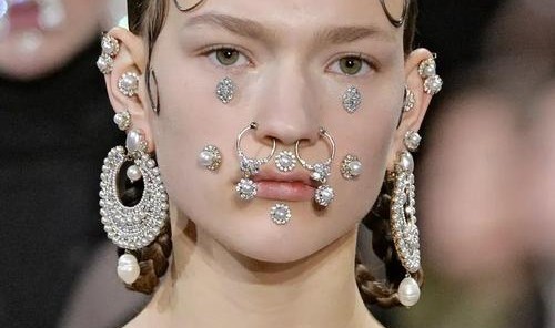 连化妆都漫不经心的法国女人,凭什么能当上彩妆总监?