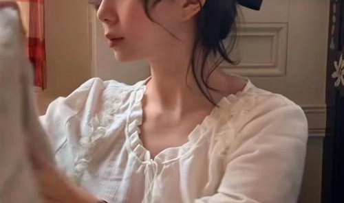 少女心的时髦公式里，娃娃领才是不变常量 ｜ Take a LOOK！