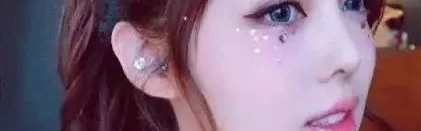 画上Bling Bling的亮片妆,一起做夏日里的小精灵吧~