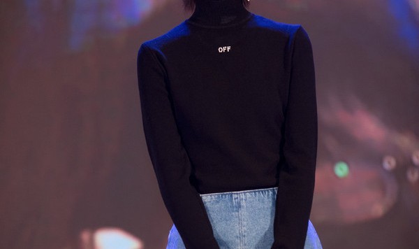 周冬雨什么都往耳朵上挂，原来有想法的美人才能成为潮流！