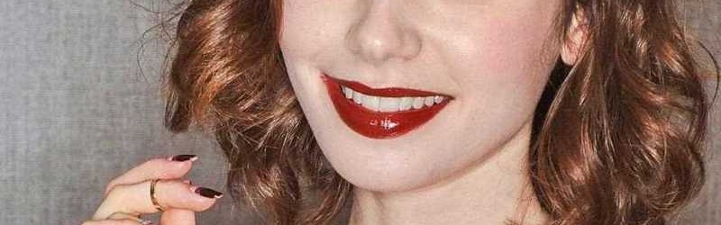 Lily Colins新剧造型引热议，原来穿着和妆容还可以这样搭！