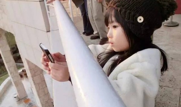 你一定想不到，自拍界扛把子高晓松的闺女简直美成一缕清风！