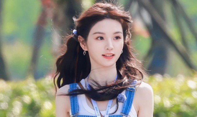 如此可爱的田曦薇，囧囧有神的眼睛更惹人爱！