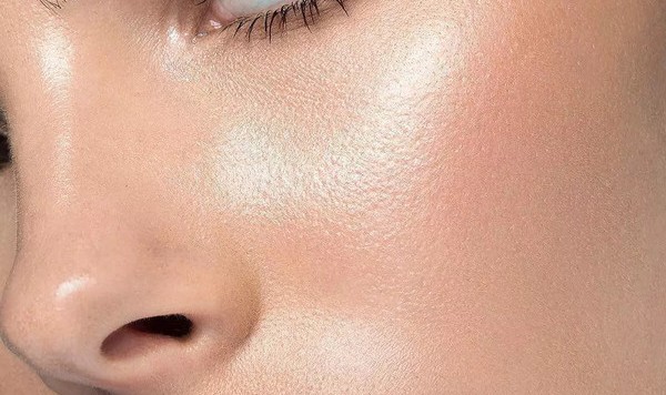 白皮肤可以分两种，何穗和你