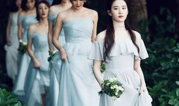 愿意请刘亦菲当伴娘,还任由她美到升仙的,一定是情比金坚的姐妹吧!