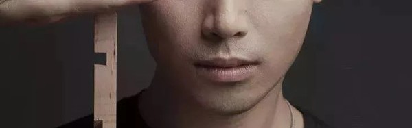 他自导自演了自己的死亡，让朋友来度过自己的余生