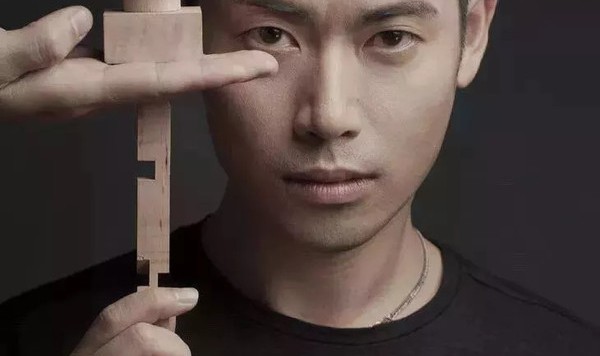 他自导自演了自己的死亡,让朋友来度过自己的余生