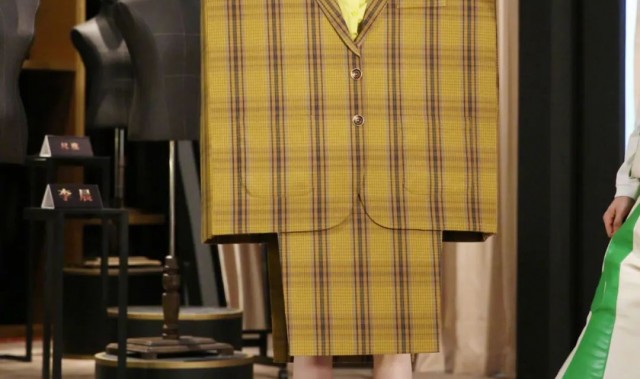 一双“灰姑娘的水晶鞋”，就能让你时髦一个夏天？