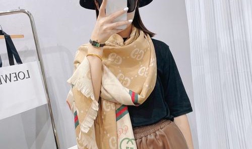 如何做2019年最有福气的女孩？穿Gucci猪猪卫衣，挎着Chloé猪猪包，戴上伯爵的猪猪手表···