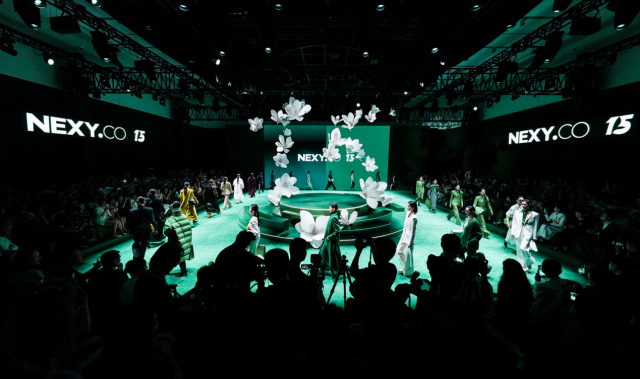 与袁泉一同欣赏NEXY.CO十五周年木兰绿境大秀