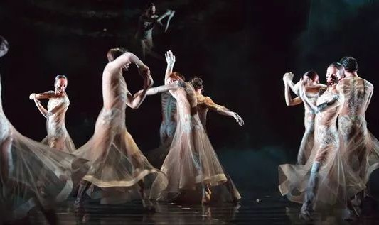 从T台到舞台,让我们看看与秀场上不一样的“高级定制”