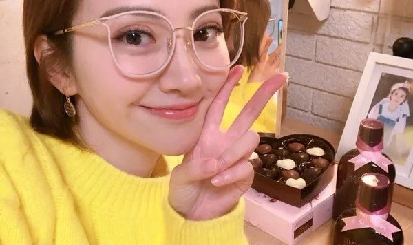 景甜的水润“恋爱底妆”好看到飞起来，情人节约会就靠TA了！