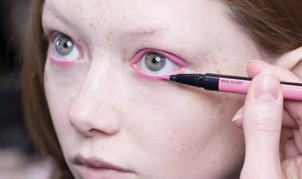 你说彩色眼线只适合博主超模？我怎么觉得和我的100件新衣都很搭呢！