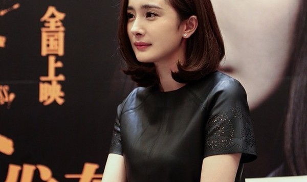 杨幂 镂花皮裙配球鞋，越忙越会穿！