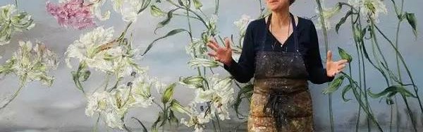 她把花草画满了整个屋子，装点的却是人生