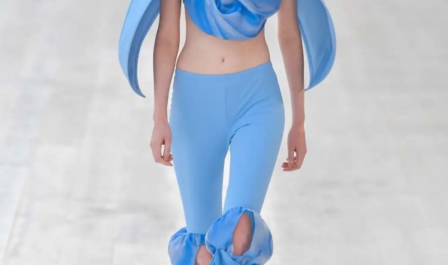 因流动而灵动,LOEWE的玫瑰鞋跟扎进了我心里