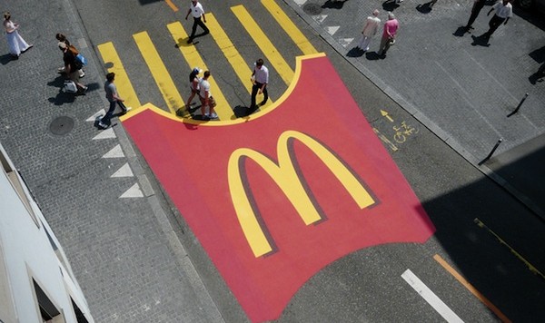 看！马路上躺着一条奇怪的斑马！