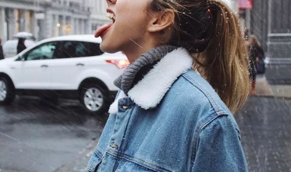 今年冬天最HOT的竟然不是大衣和羽绒服,而是倪妮这件羊羔毛牛仔外套?