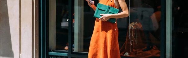 这个夏天最时髦的鞋子，当属上得厅堂入得厨房的平底拖！