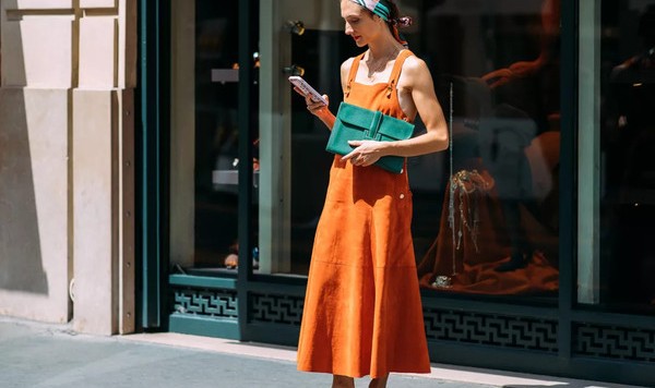 这个夏天最时髦的鞋子,当属上得厅堂入得厨房的平底拖!