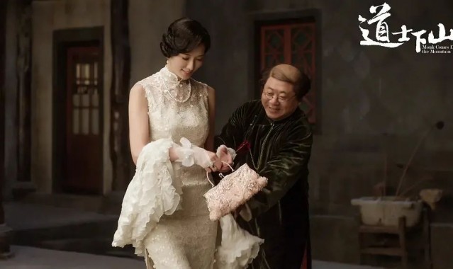 为什么美女的手总被丑男牵着？