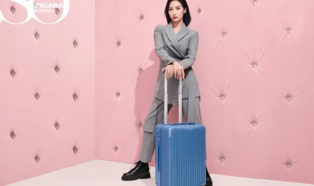RIMOWA中国区品牌大使宋茜活力演绎 Essential 系列全新配色香芒橙和青竹绿