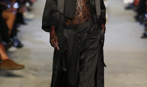 GIVENCHY女郎，凌厉而柔软