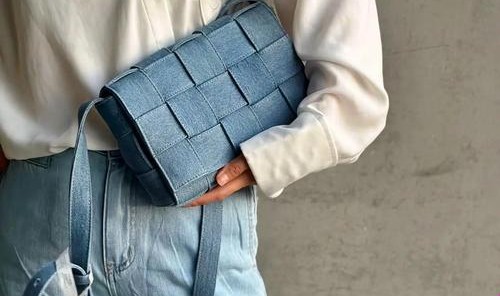 包包如何风格辨析,牛仔裤适合小巧精致包包很帅又有自己的特色