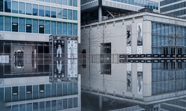 JNBY发布2023夏季新品，体验一场身临其境的“片刻的旅行”