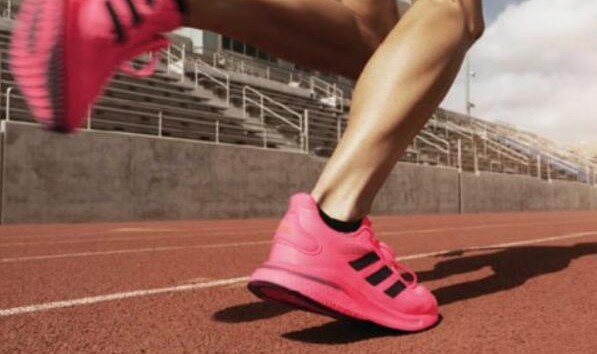 阿迪达斯推出新款跑鞋，激励运动爱好者们再战一年，重返赛场