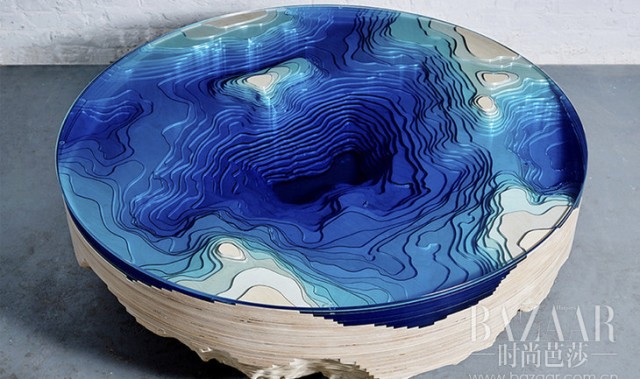 这是一张可以让你边俯瞰大海边吃饭的桌子~