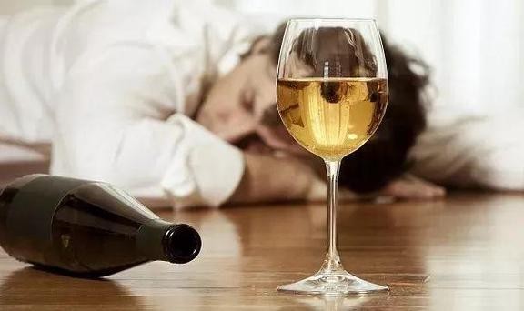 误喝断片儿酒?在你脱裤子被撂倒前来点这些解解酒