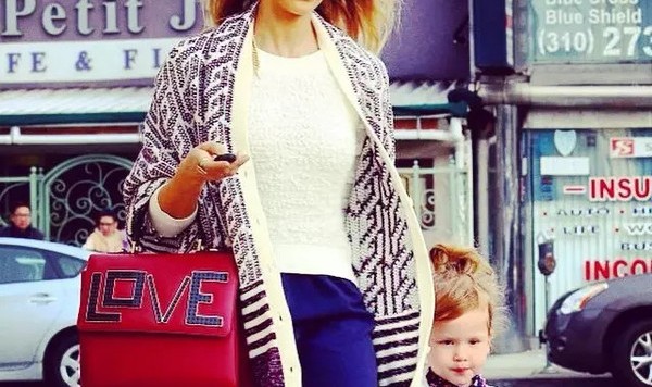 乐高也能粘在包上？你不知道这只乐高包现在已经红透了吗！