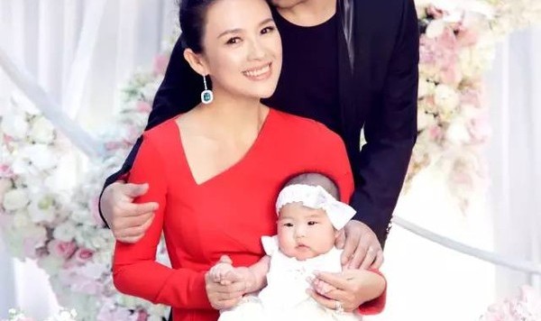 章子怡女儿百日宴，她是十全十美的章子怡!