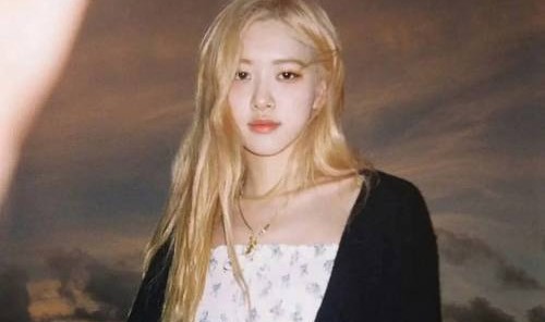 离开韩式审美的Rosé，这次赢了