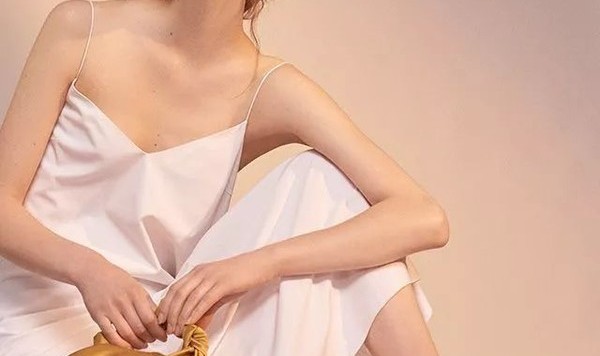 今年冬天国外时髦精都被一只“便当包”圈粉了，连贝嫂也没有坚持住！