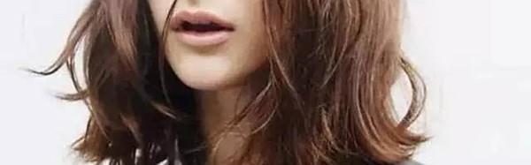 霉霉的头发没干就出门了？这可是最Chic的半湿润发型呢！