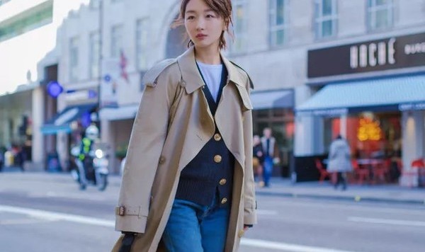 风衣出门频频撞衫,可是周冬雨却成功避开了!