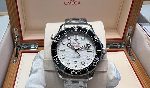 欧米茄钛、钽与金的精妙之作 海马系列300米潜水计时表