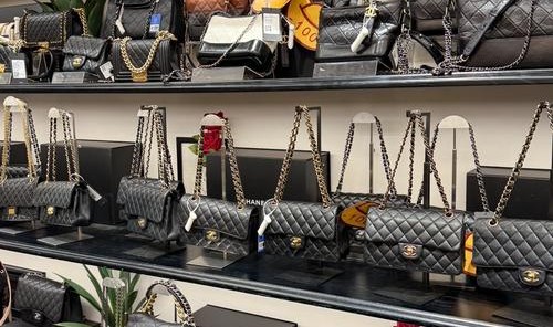女包在哪里批发,自己在地铁上少量乘坐批发包包生意没那么好做
