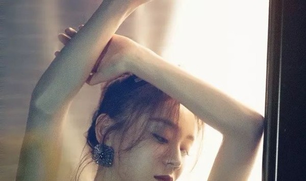 让袁姗姗备受瞩目的不仅有马甲线，还有她的金属复古妆