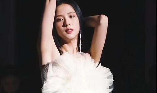 把Jisoo新歌《Flower》穿在身上是什么感觉?