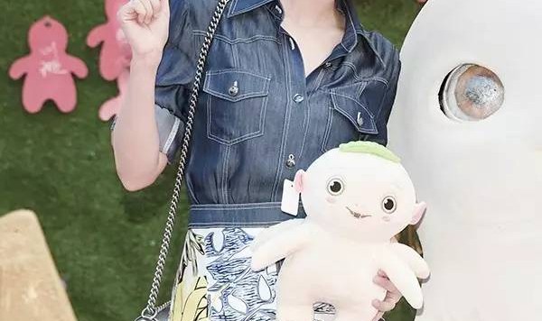 每日星范 | 高圆圆 印花牛仔裙两种元素、一种时髦!