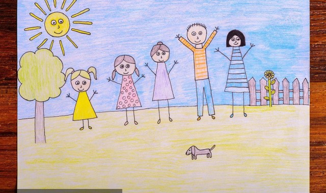 在绘画中，孩子们找到了自己的小幸福