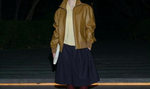 这个秋天跟着周雨彤一起，get「盐水系」穿搭～